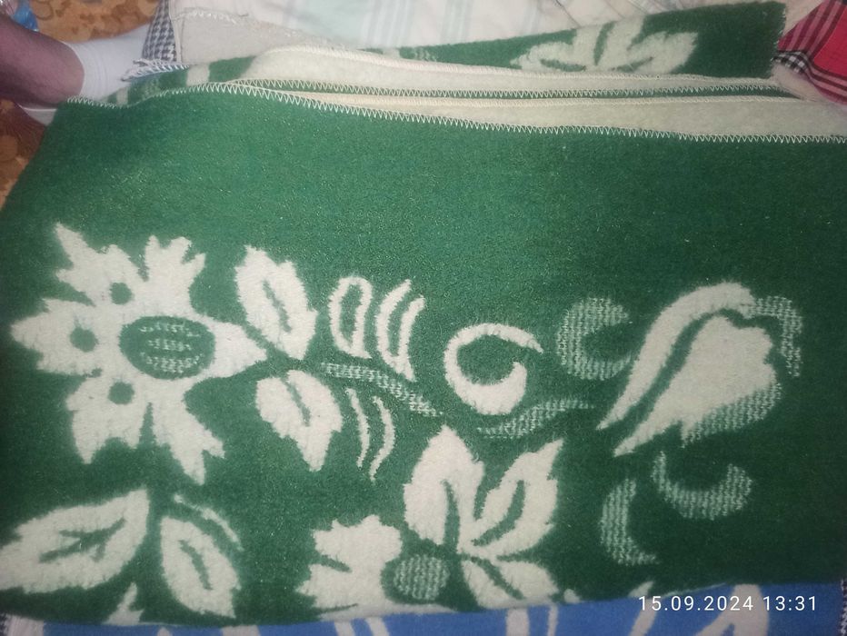 продам одеяла и подушки диванные и из куриного пера