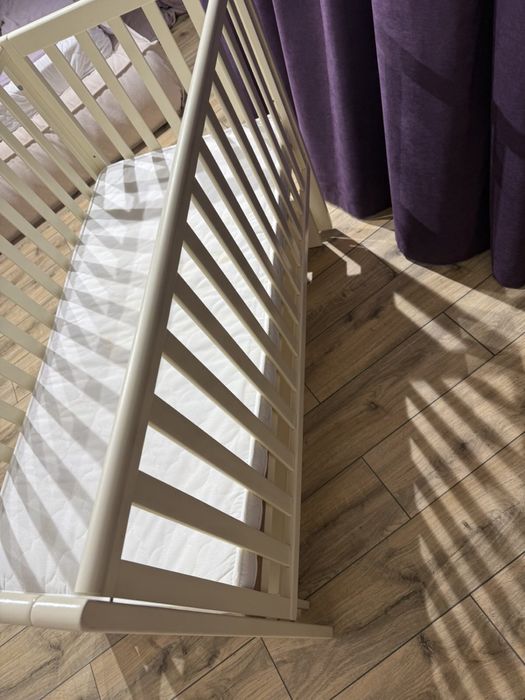 Дитяче ліжечко та пеленатор