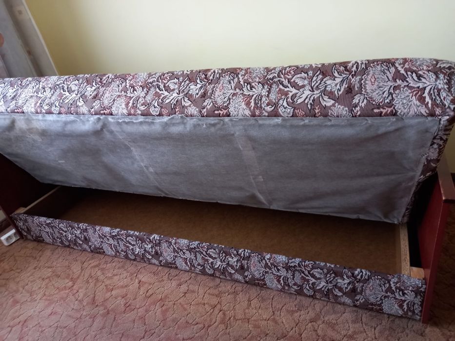 Tapczan, kanapa, łóżko dwuosobowe.