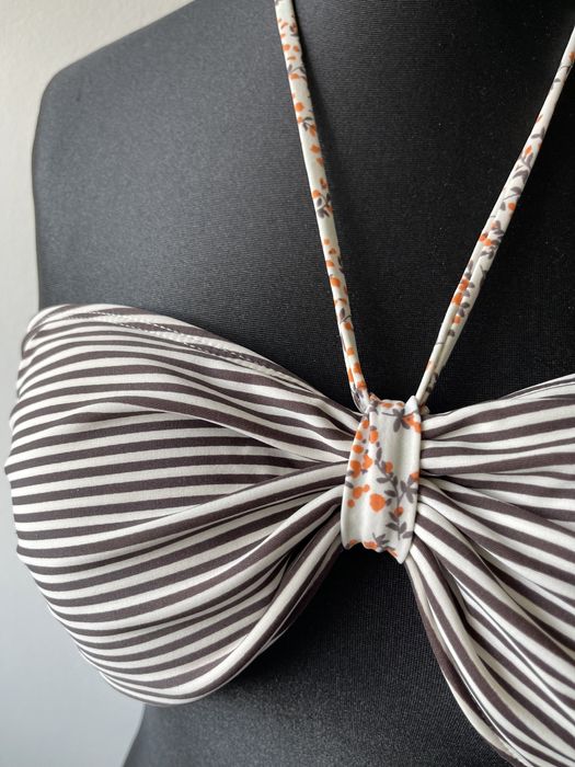 Góra stroju kąpielowego, brak zapięcia