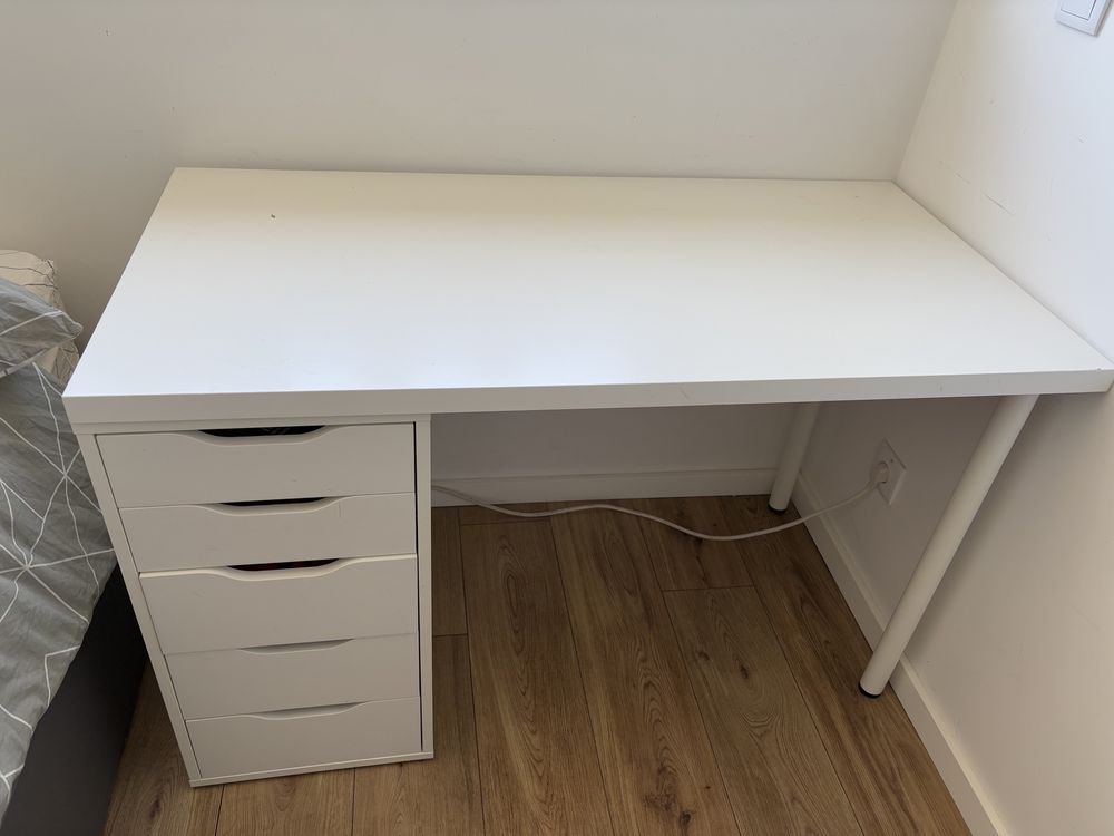 Vende-se Secretária Ikea + Bloco de Gavetas