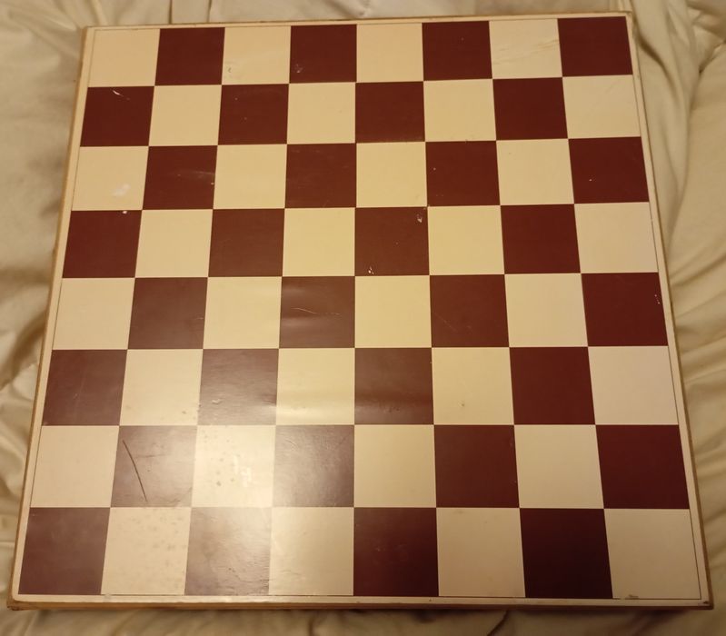 Tabuleiro de xadrez grande com peças em metal