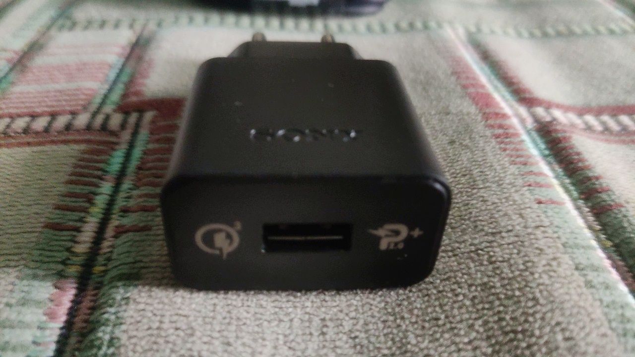 Оригинальное зарядное устройство Sony UCH12 Quick Charger 3.0