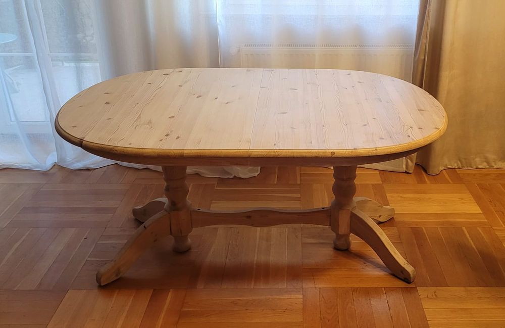 Duży drewniany rozkładany stół do salonu, jadalni