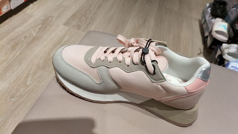 Взуття, одяг, кросівки