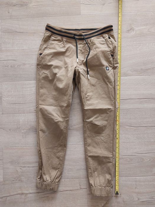 Zestaw spodni Jogger firmy Cropp