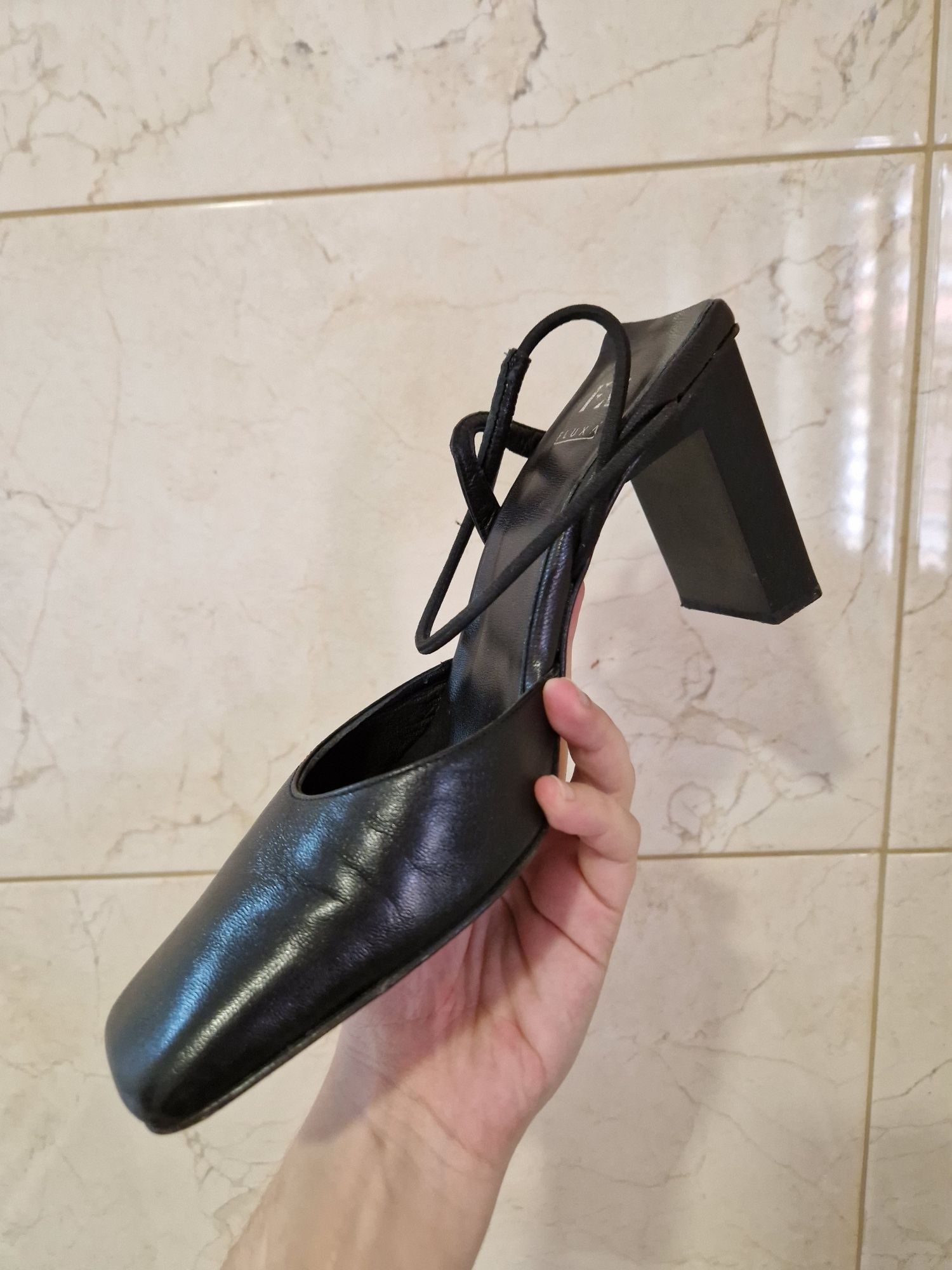 Sapatos pretos com tacão