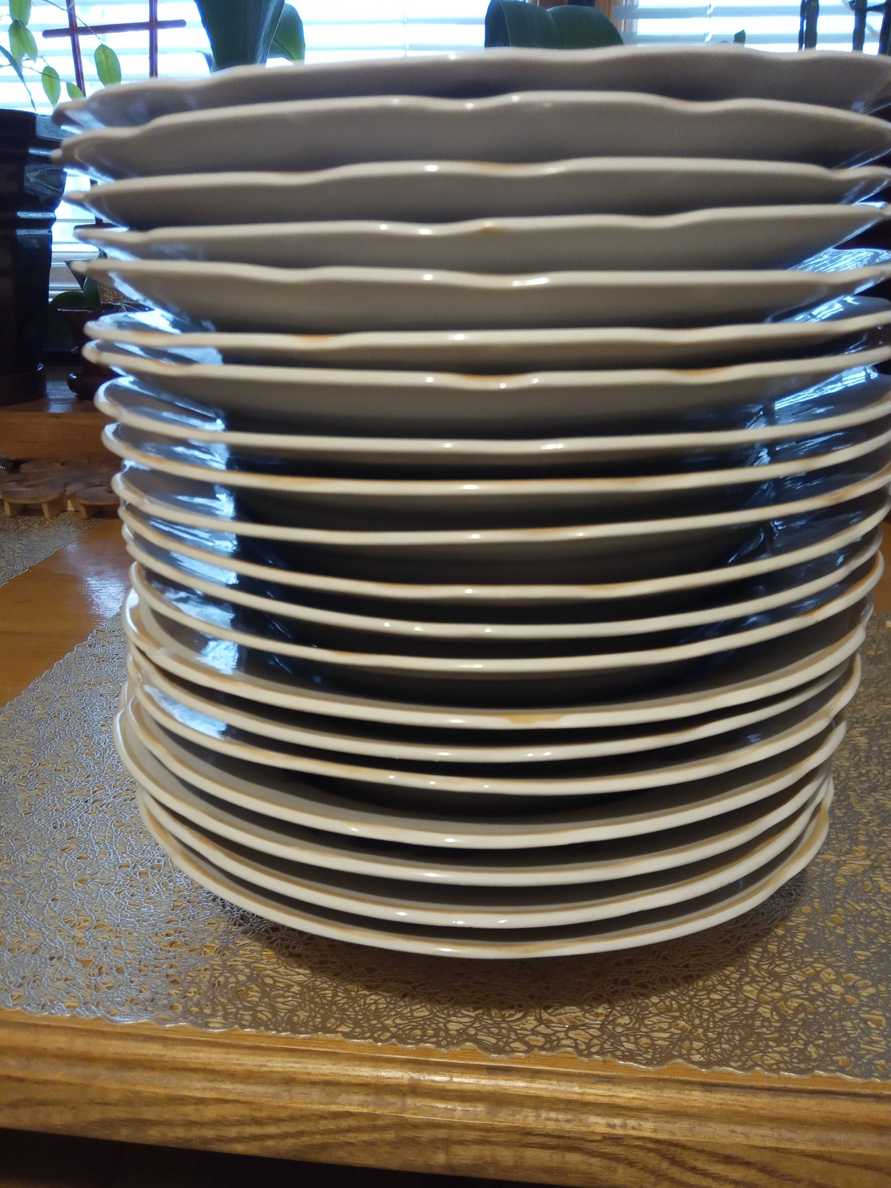 Фарфоровые тарелки глубокие новые диаметром  20 см - 20штук