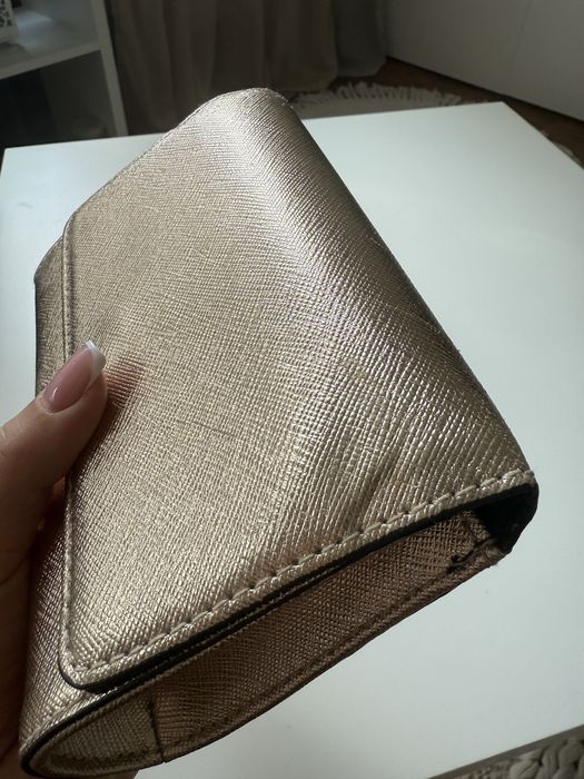 Złota torebka do ręki na pasku H&M kopertówka