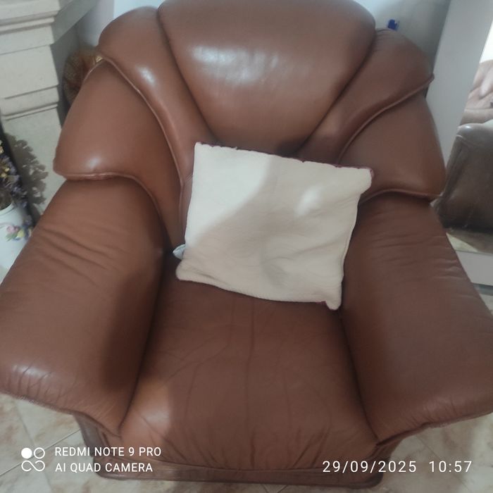 1 Sofás  usados em pele castanha e 2 poltronas