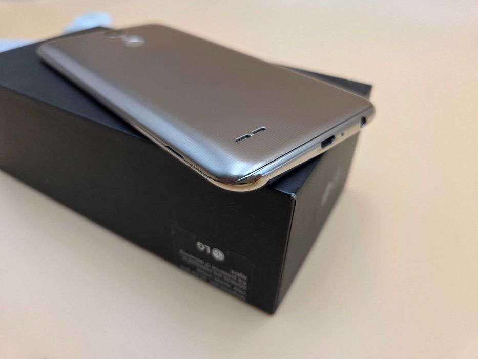 Smartfon LG K10 w kolorze złotym - jak nowy