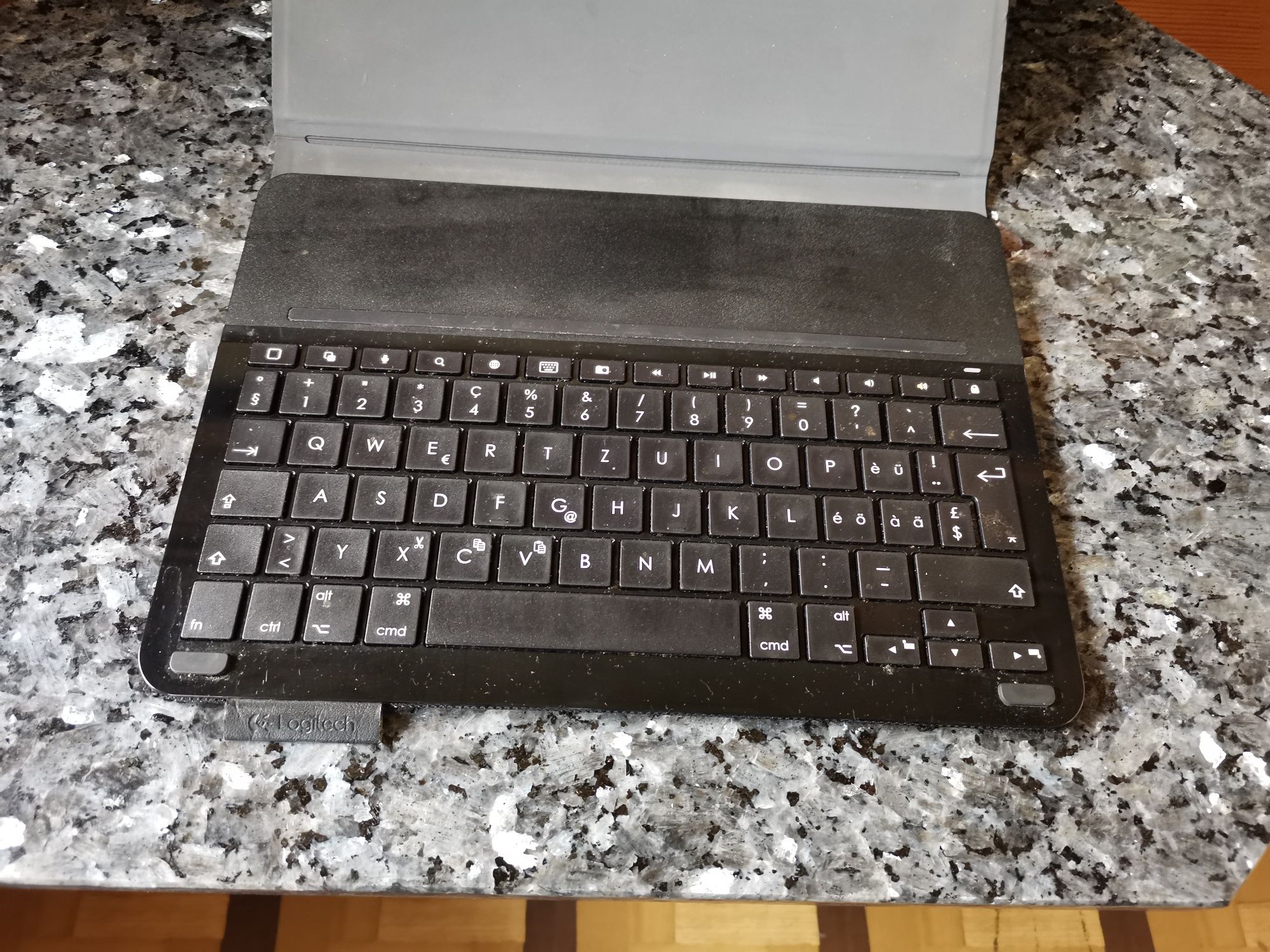 Etui z klawiaturą Logitech Type +do iPada