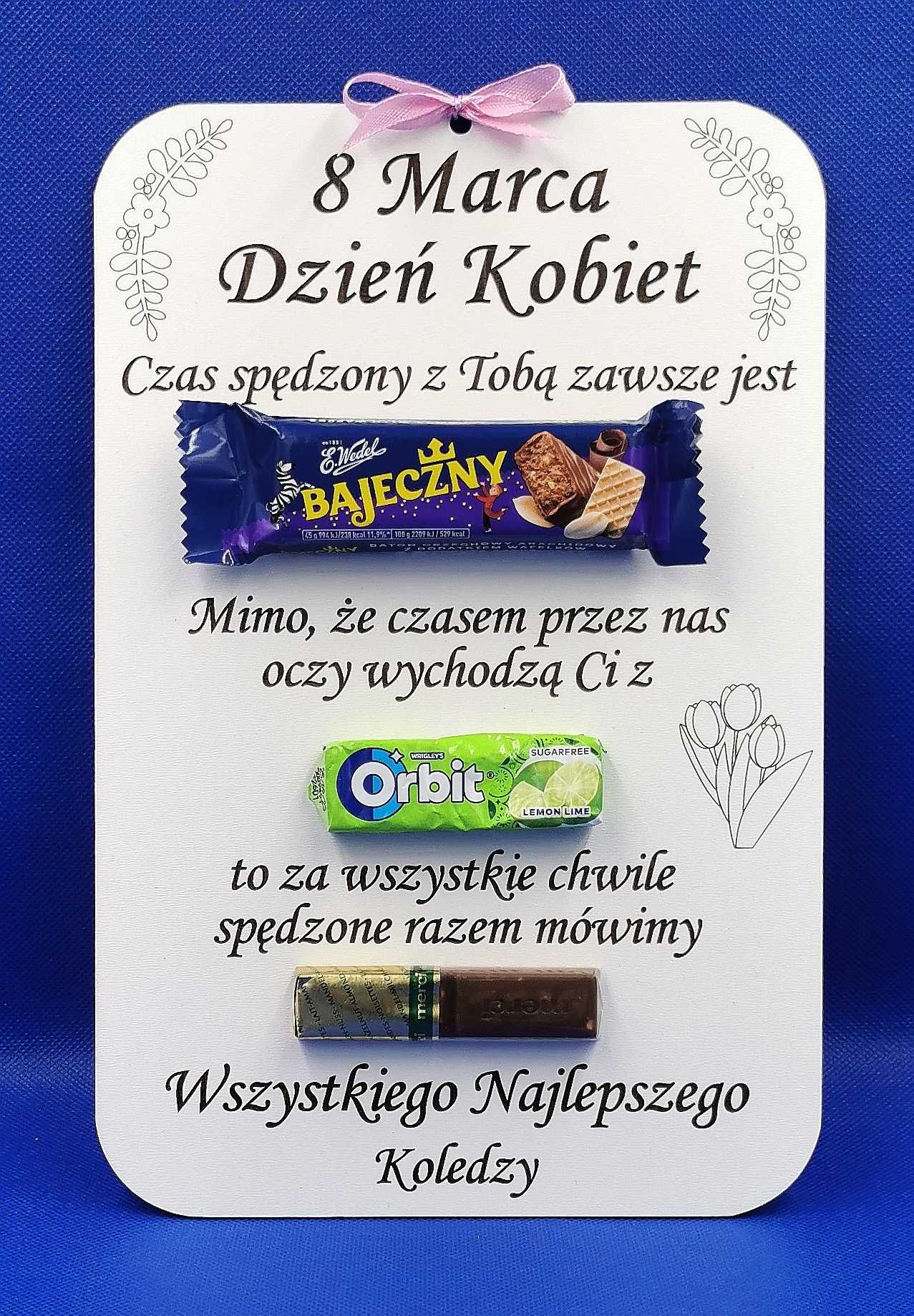 Tablica Dzień Kobiet słodycze biała; baton, gum, merci ozdobna