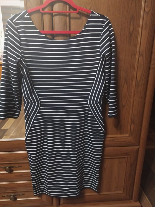 Sukienka paski biało granat do pracy wyszczuplająca Reserved L/M 40