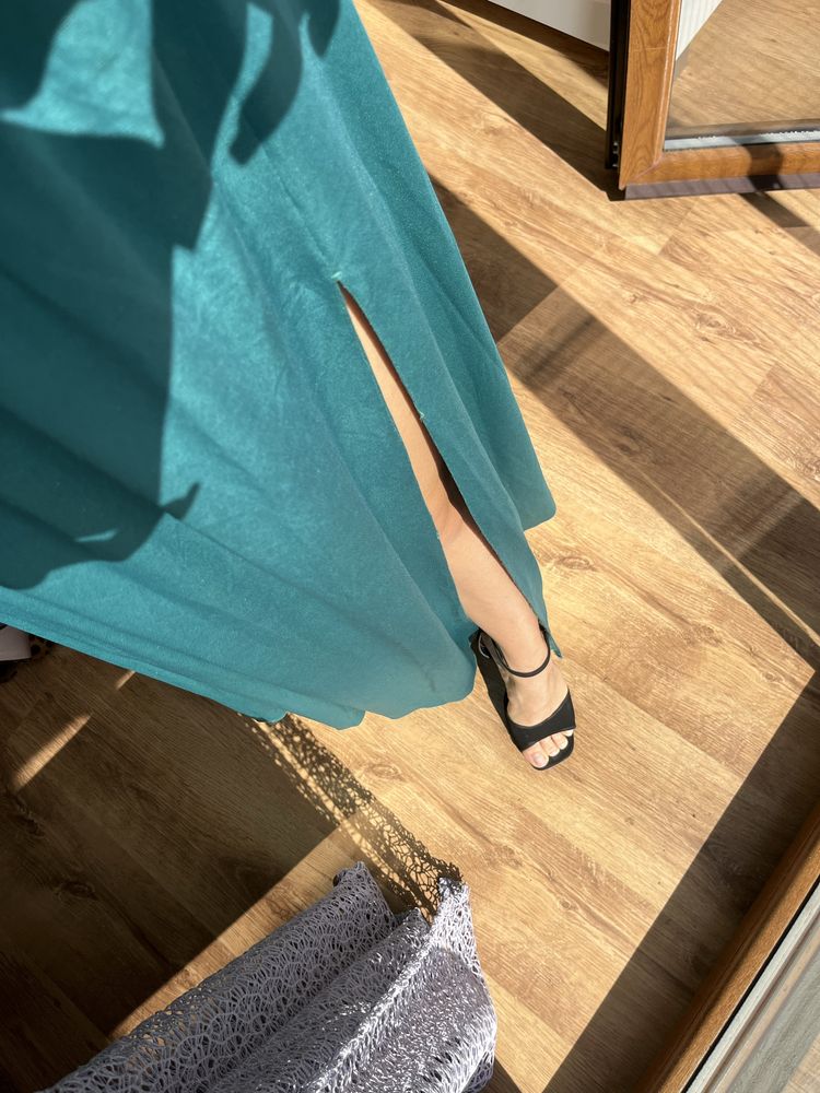 Elegancka długa sukienka butelkowa zieleń – brokat, rozcięcie