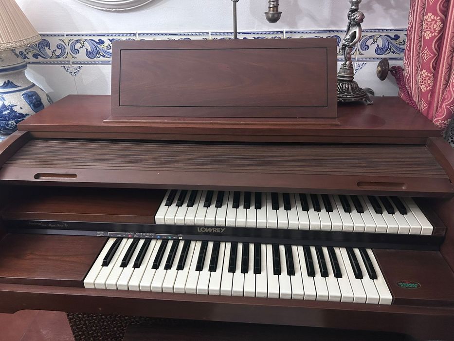 Órgão elétrico Lowery Magic Genie Chord