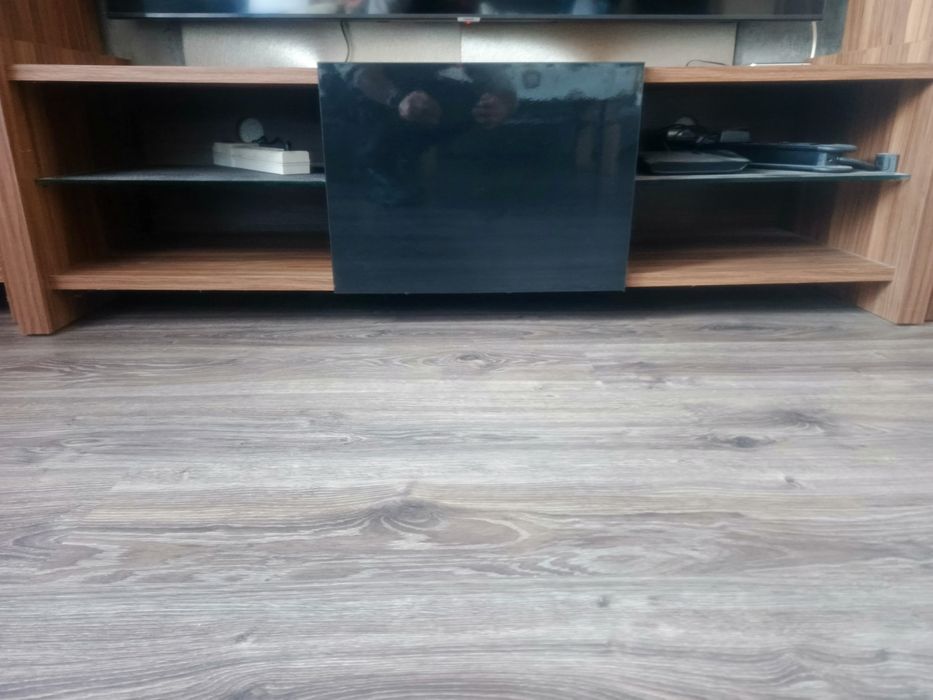 Zestaw mebli VENOM BRW – 2 witryny podświetlane, szafka RTV, komoda –