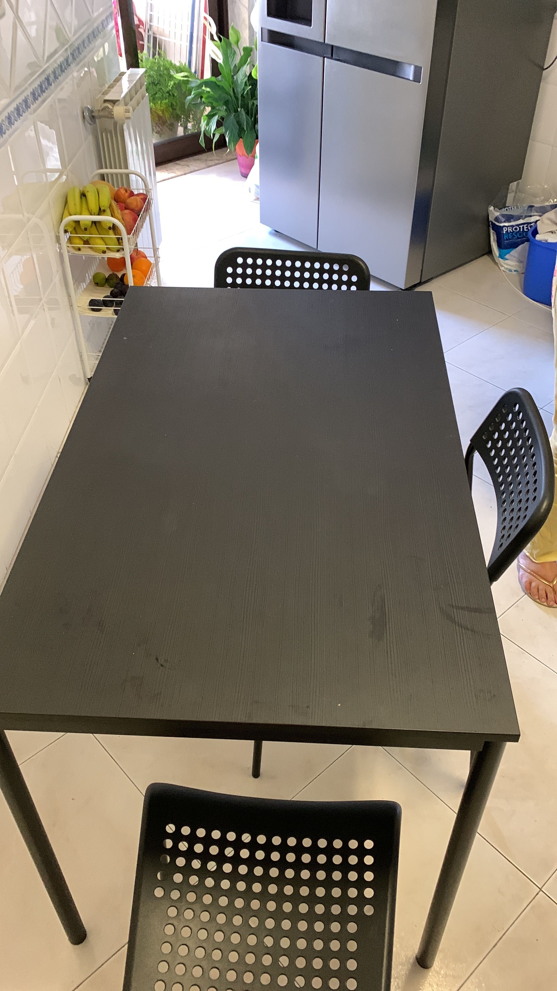 Mesa de cozinha com 3 cadeiras em preto