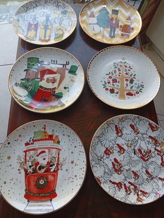Pratos alusivos ao Natal em porcelana.  Diâmetro 20 cm.  da spal diaa