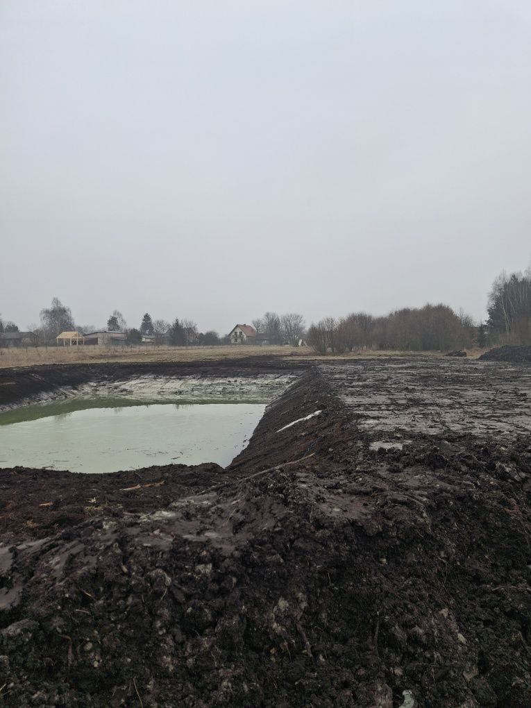 Kopanie stawów i rozbiórki budynków.