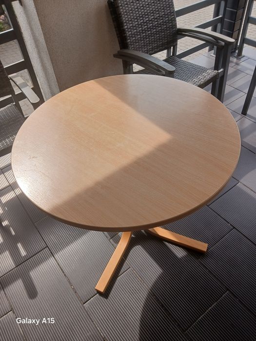 Stół okrągły do kuchni salonu taras