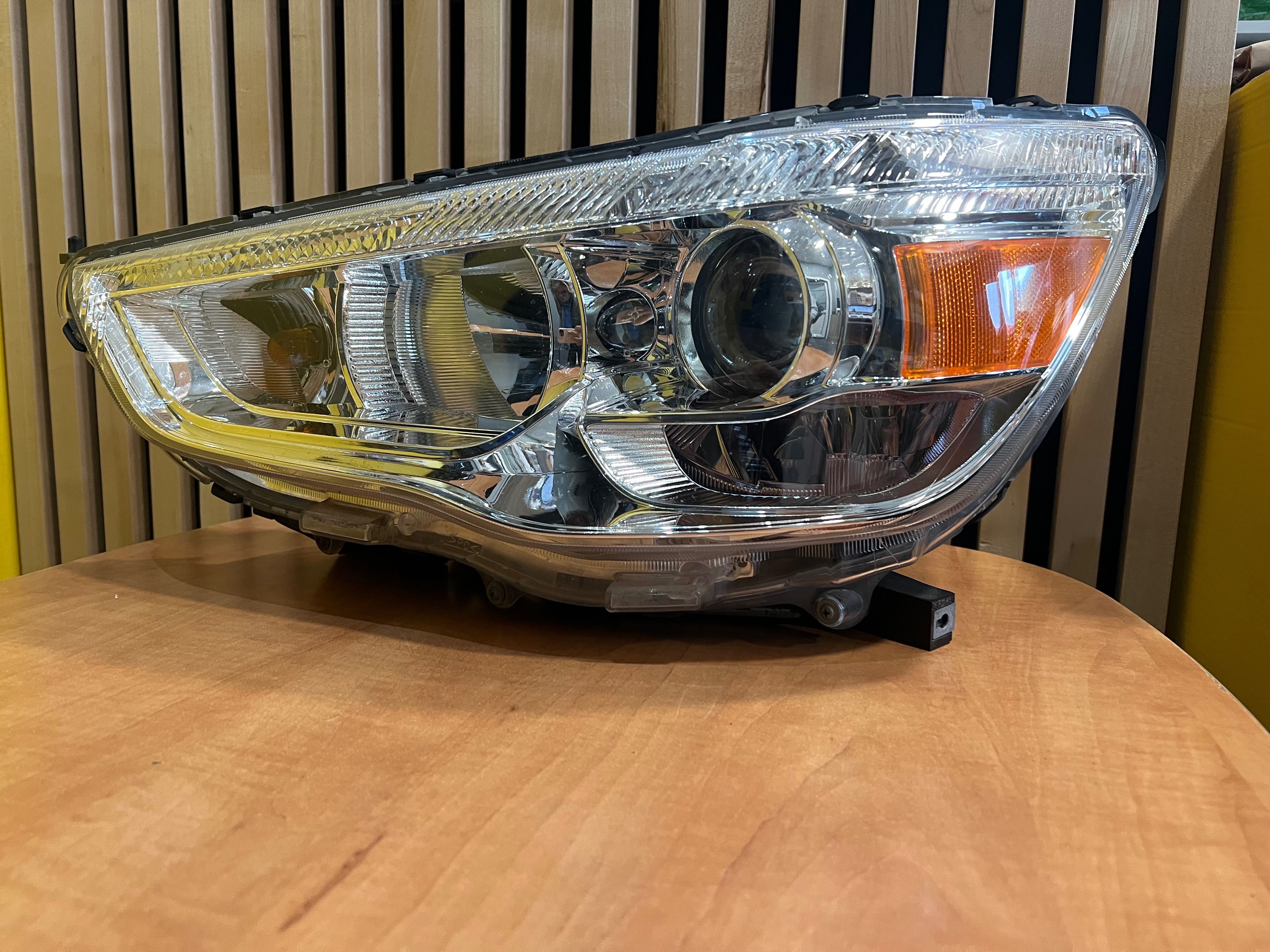 Lampa lewa przednia Xenon Mitsubishi ASX 8301C879