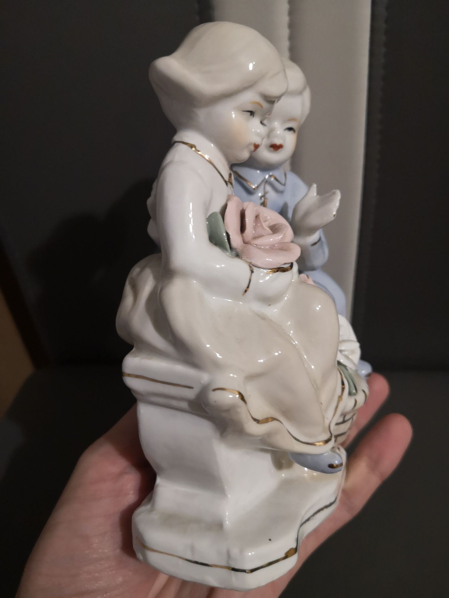 Ceramiczna figura chłopiec i dziewczynka z różą