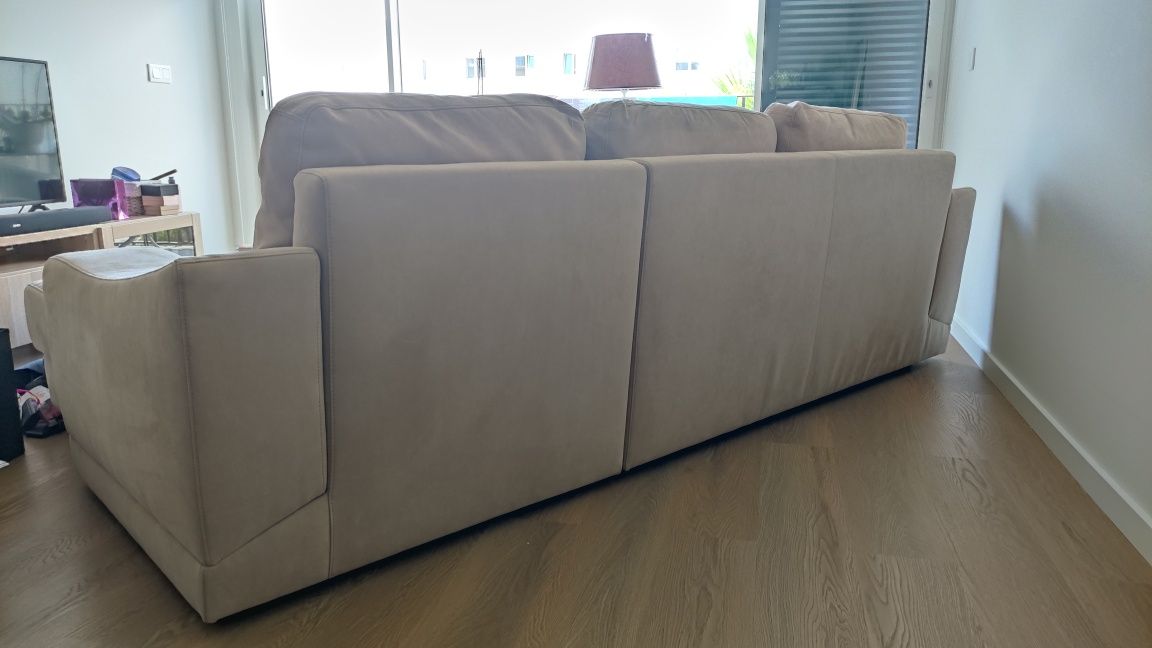Sofá Bege com Chaise Longue – Extensível e Muito Confortável