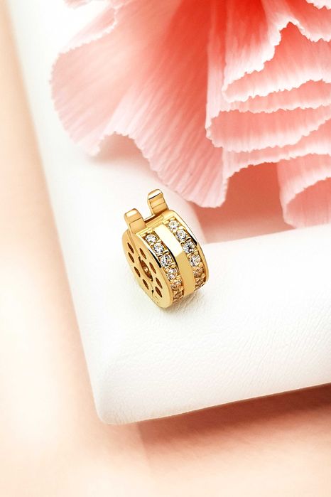 Złoty charms klips z białymi cyrkoniami pr.585