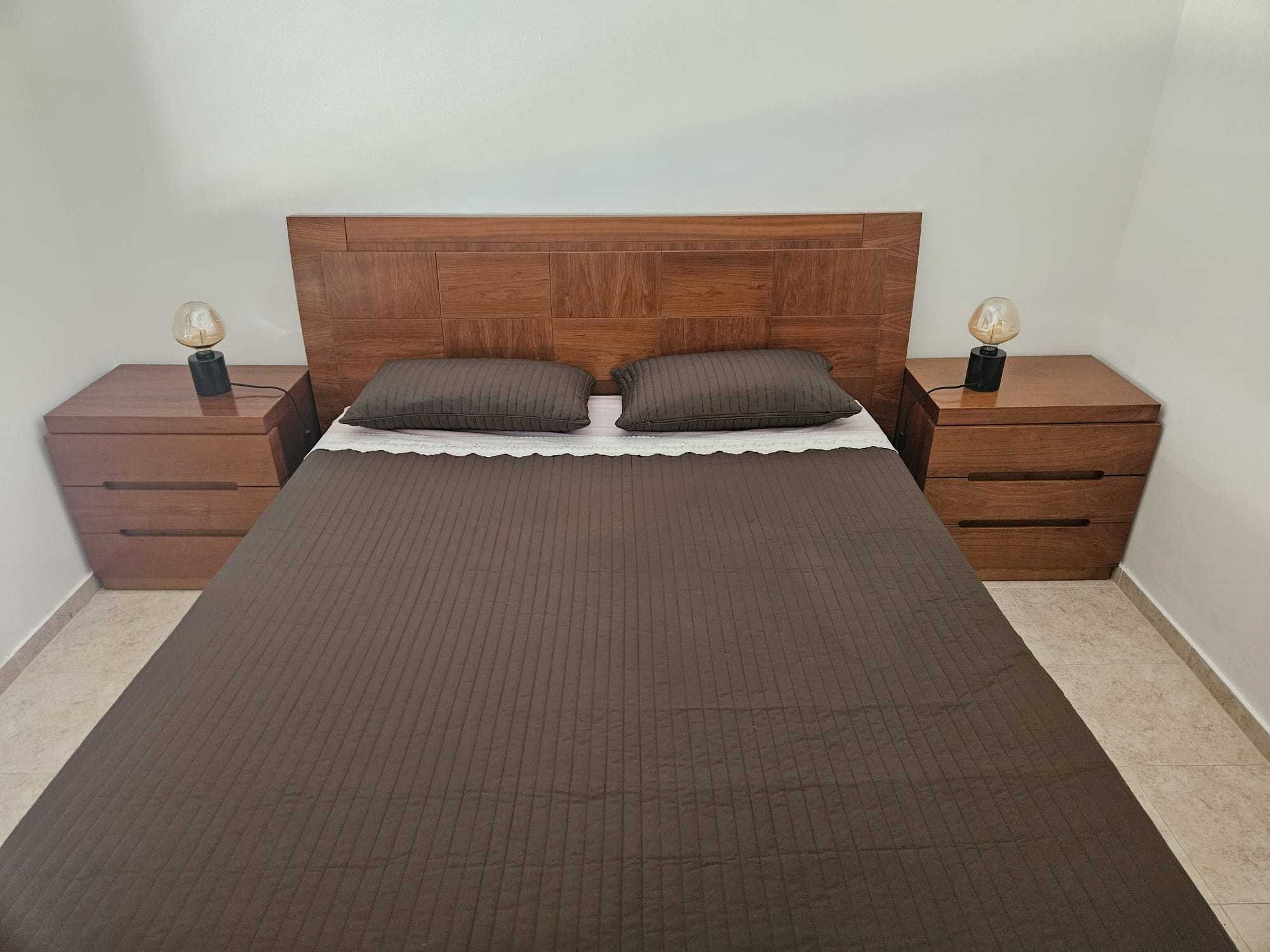 Mobilia de quarto de casal em madeira maciça