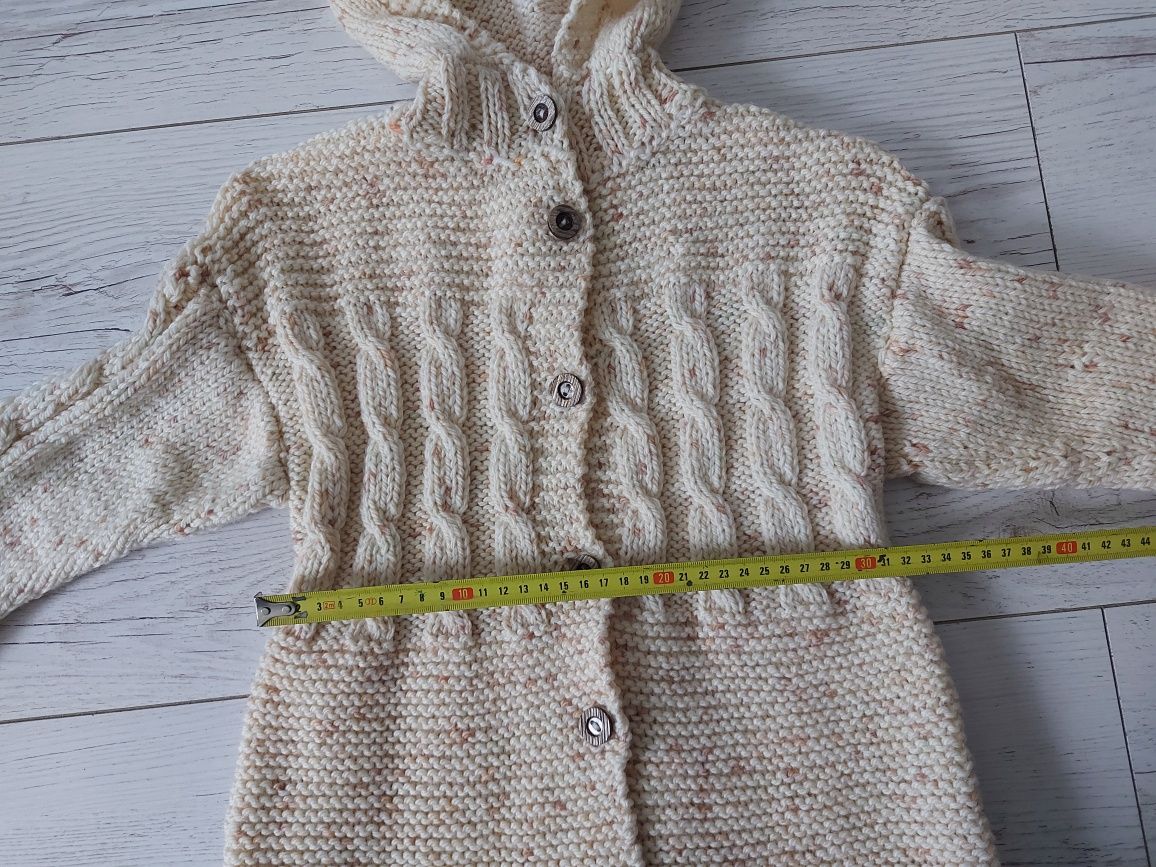 Niepowtarzalny ręcznie robiony sweterek - płaszczyk dla dziewczynki