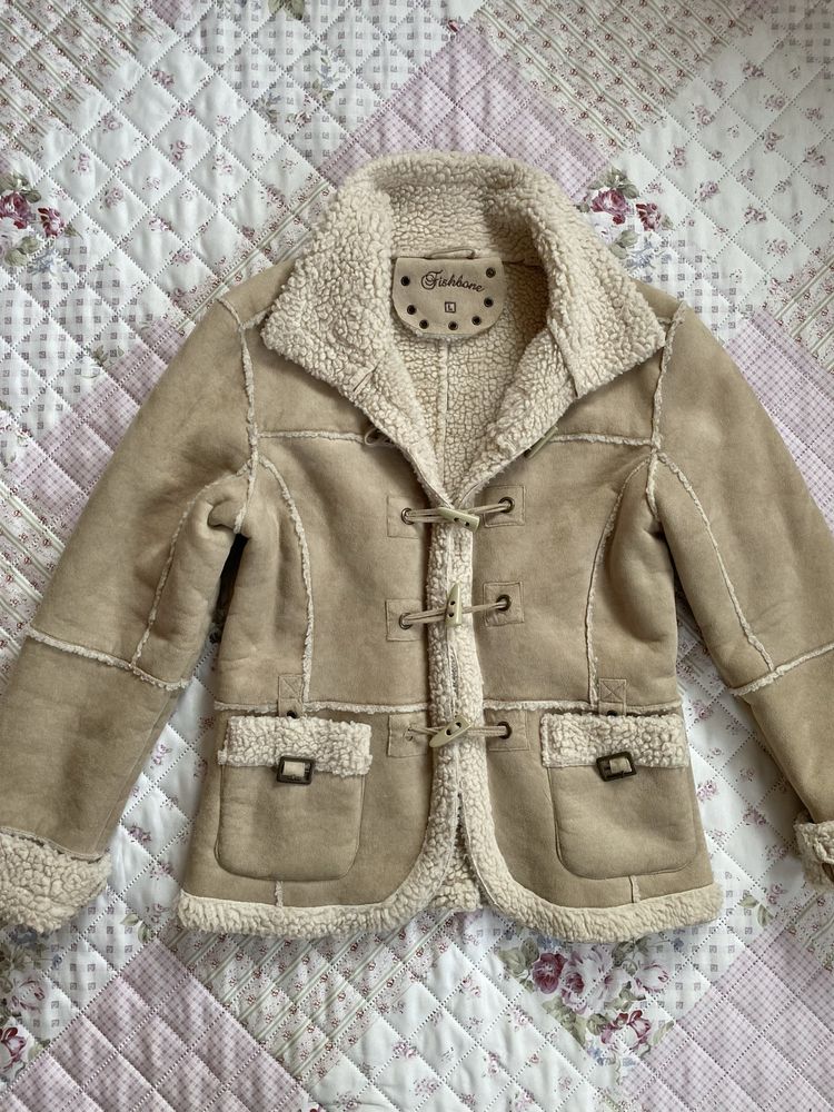 Beżowy krótki kożuch M 38 L 40 fishbone vintage slavic