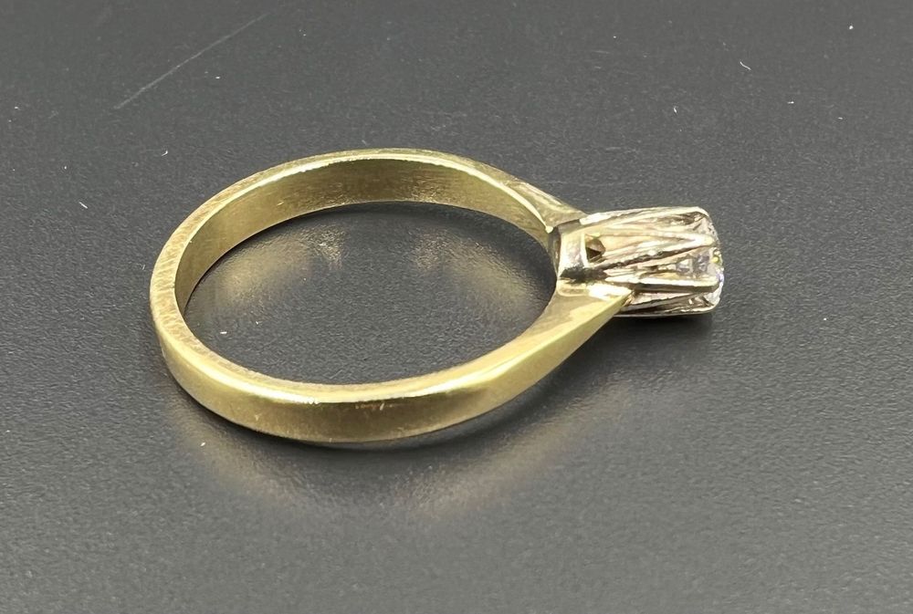 Каблучка золота 585 з діамантом