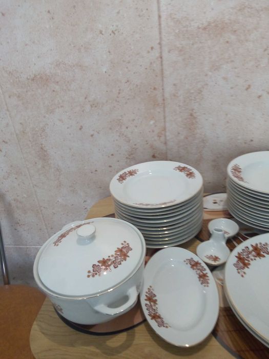 Serwis obiadowy na 12 osób biała porcelana ,ornamenty kwiatowe - PRL