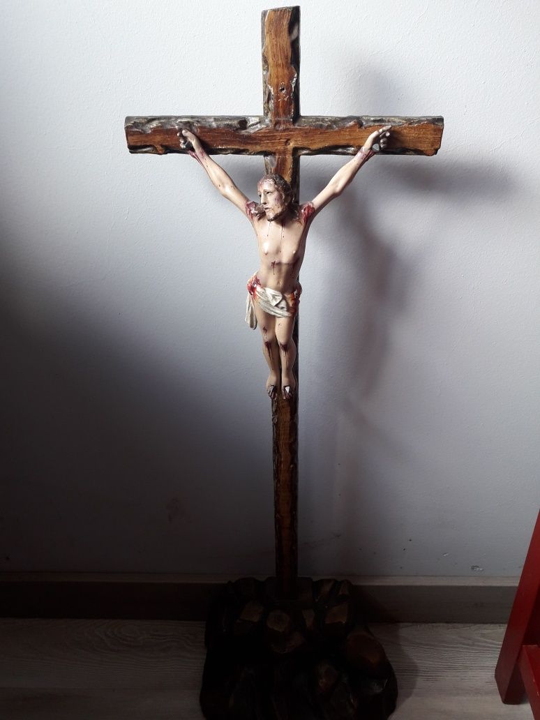 Cristo na cruz em chumbo pintado a mão e cruz em madeira antigo