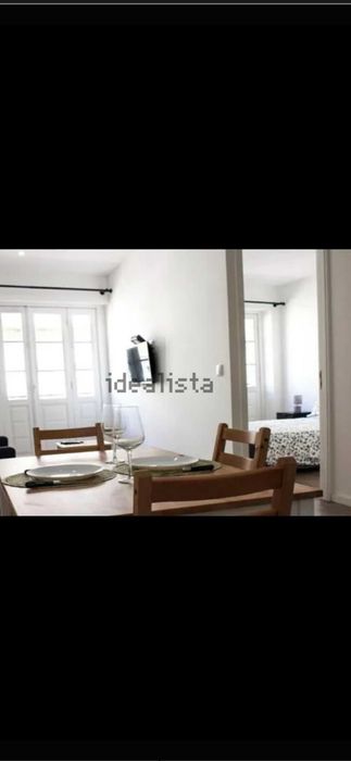 Se Aluga  Via Santa Catarina (Bolhão) Metro a 30 segundos.