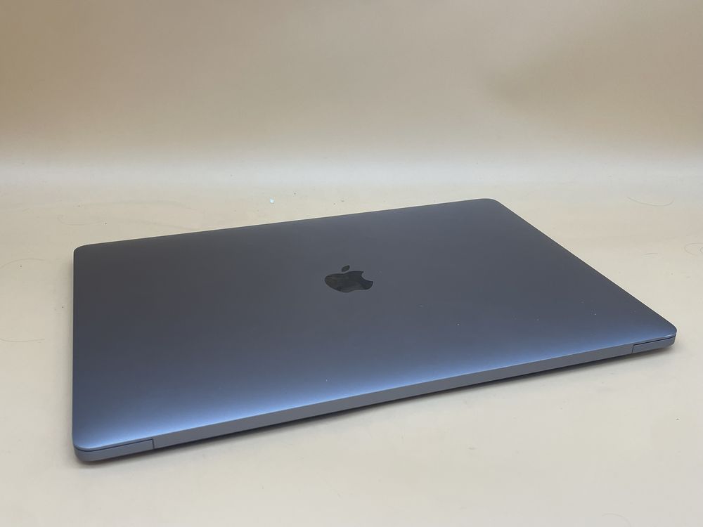 Macbook pro 2017 15.4 256gb ssd  i7 16 gb оперативної памʼяті