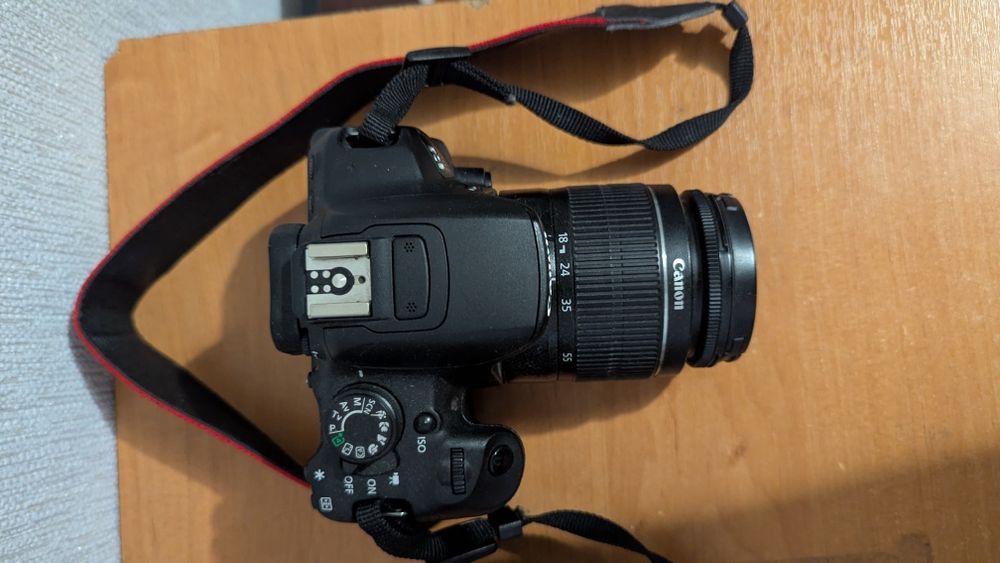 Дзеркальна фотокамера Canon EOS 700D