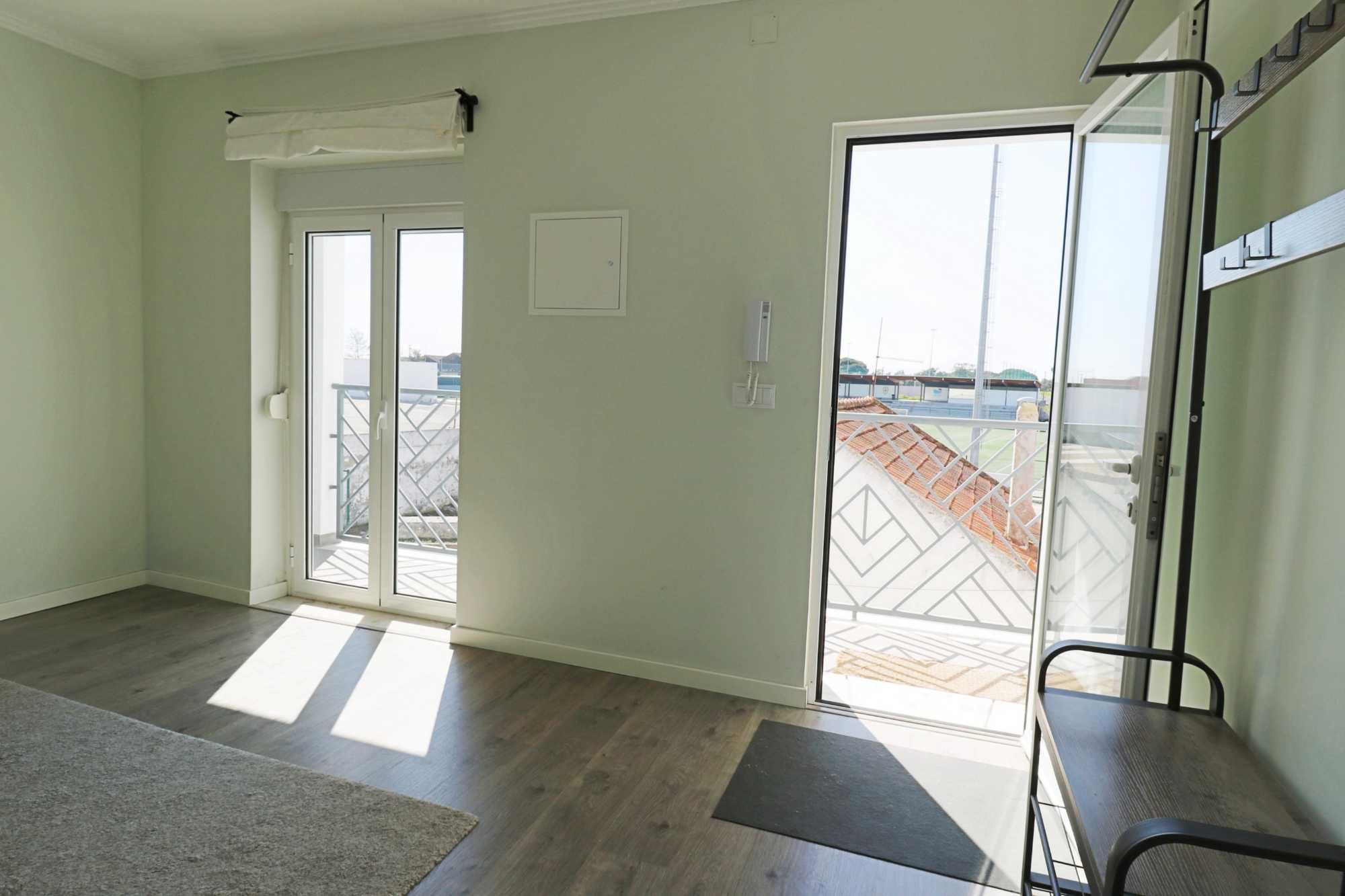 T2 remodelado com terraço panorâmico Seixal