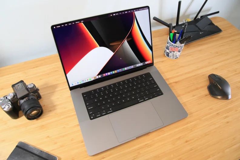 MacBook Pro 16 M1 16GB RAM 512GB SSD + stolik dla laptopa