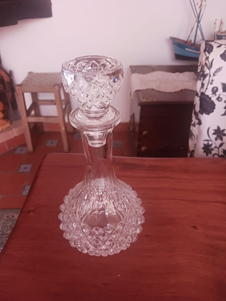 Conjunto de  garrafas de cristal.