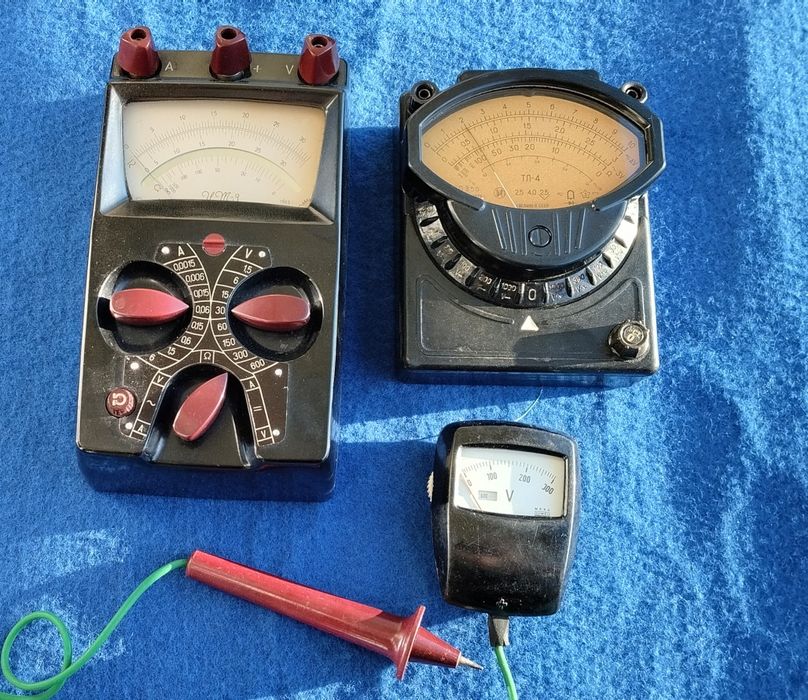 Trzy zabytkowe mierniki woltomierz miernik bakelit PRL