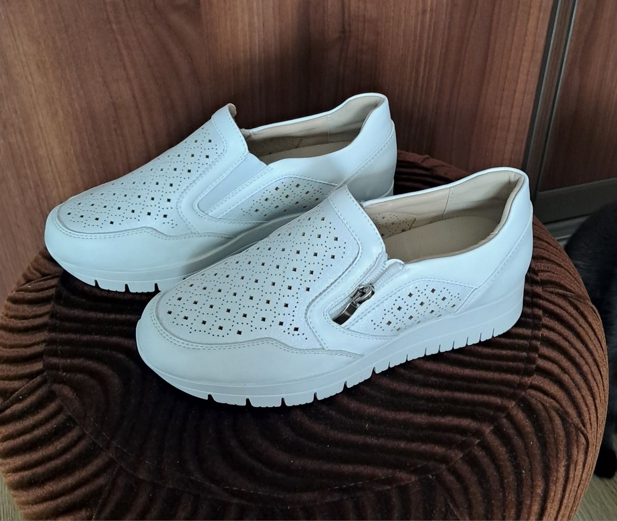 Buty białe na małej koturnie