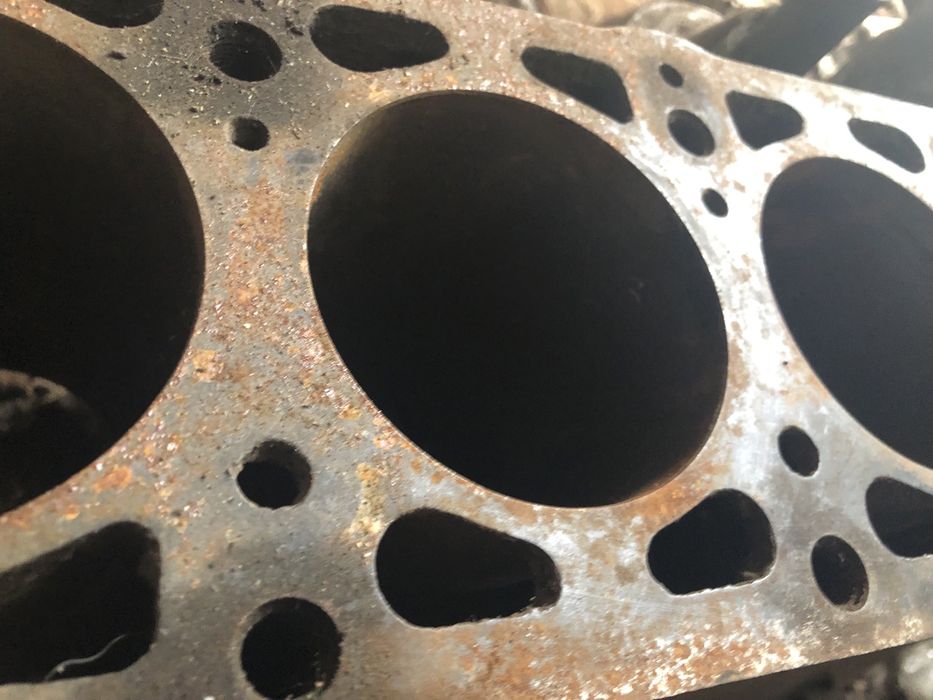 Продам блок з колінвалом поршнями під ремонт