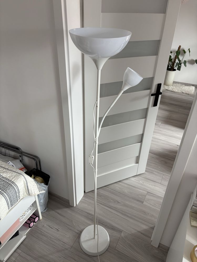 Lampa stojaca biała