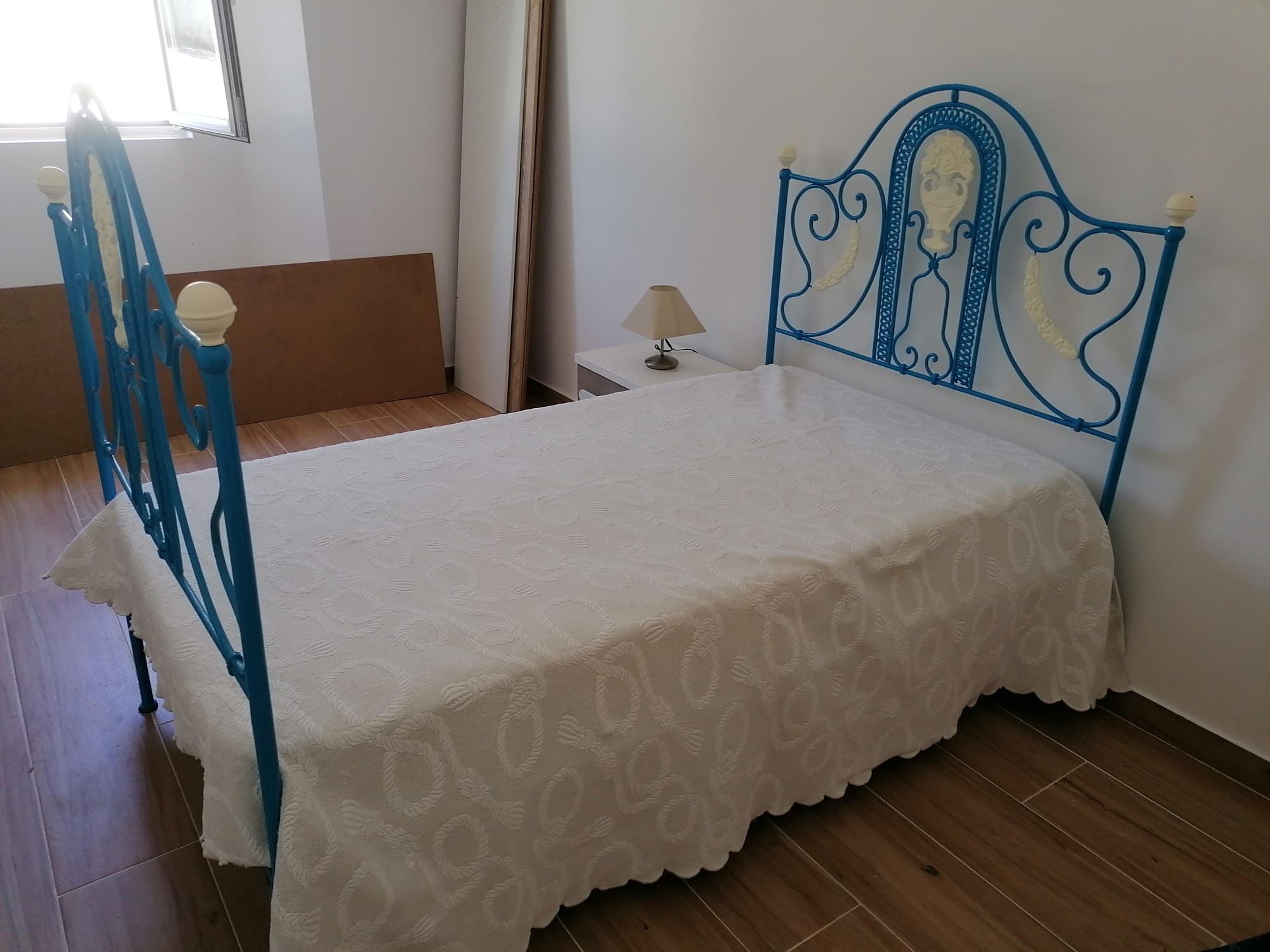 Cama com mesa de cabeceira (como novo)