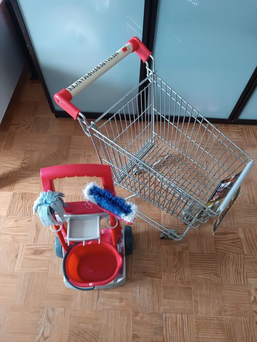 Carinho de supermercado e de limpeza