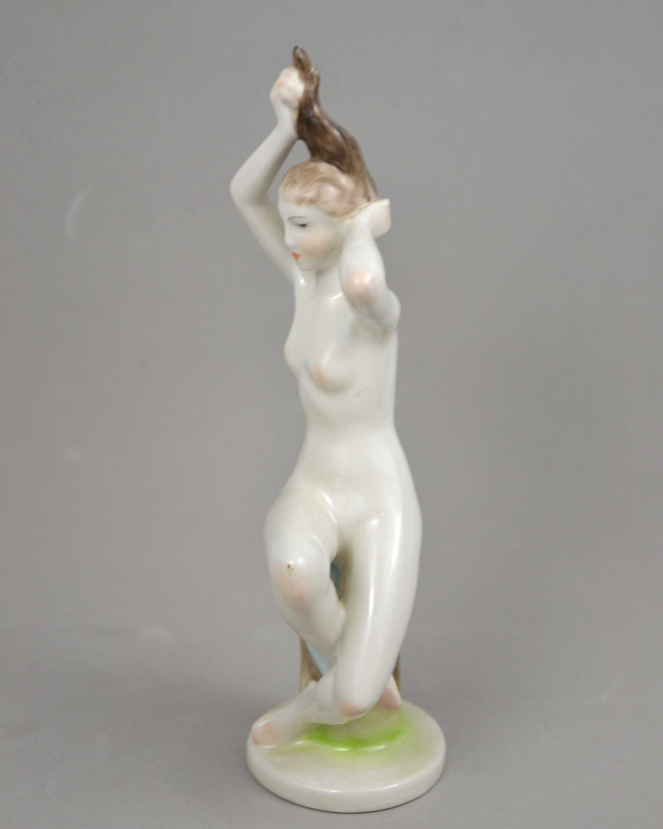 Akt statuetka nagiej kobiety czeszącej włosy Hollohaza Wys24,5cm