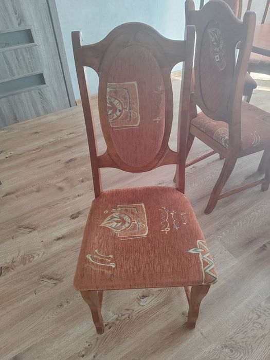 Stół z krzesłami
