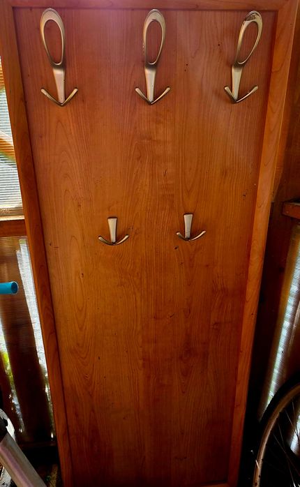 Wieszak scienny na ubrania